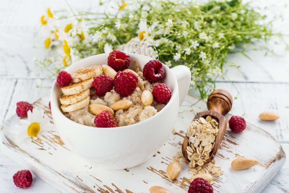 Cinnamon porridge with bananas and berries - AI Weight Loss Diet