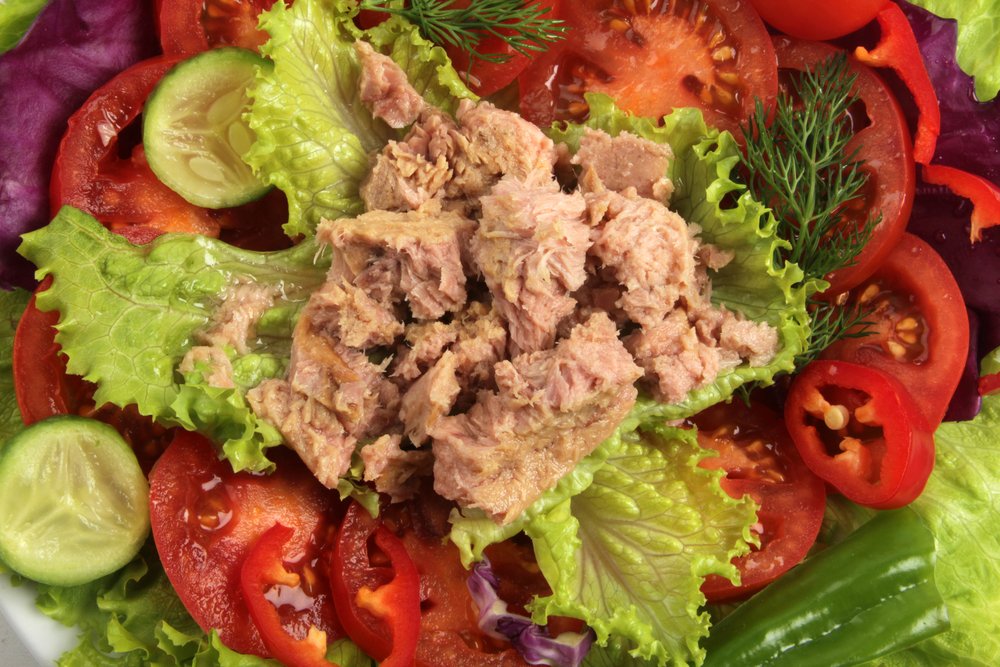 Tinned pink salmon with tomato and spinach salad - AI Weight Loss Diet